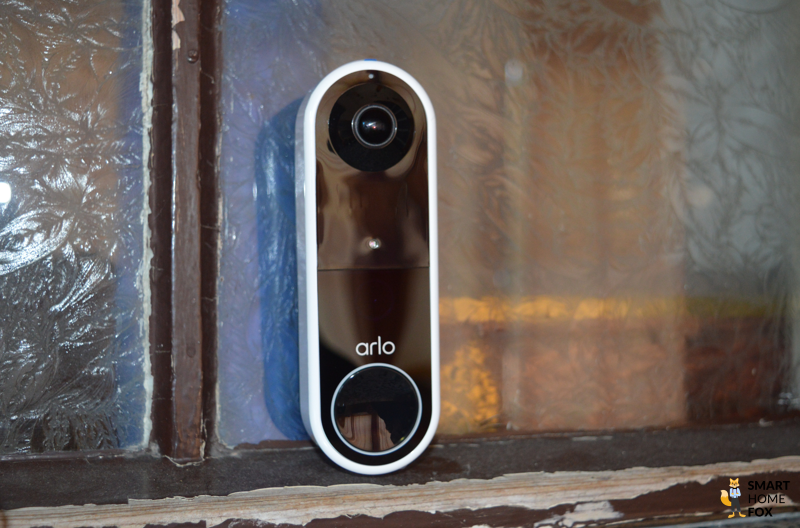 Arlo Video Doorbell steht vor Fenster